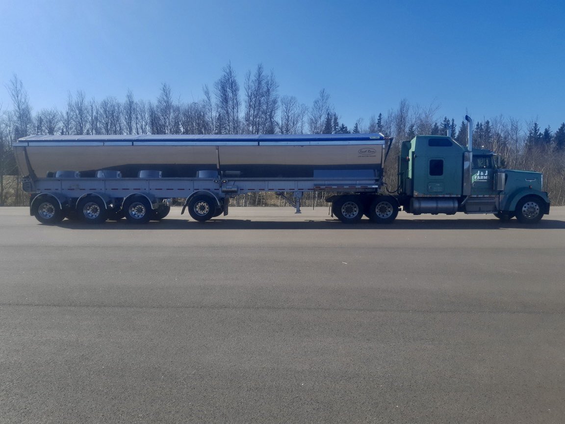MorganSmallman's tweet photo. Truck driver Jake had a big day today with a couple beauty #TroutRiverTrailer Deliveries #MadeInPEI @ValleyEquipLtd @TroutRiverPE https://t.co/QxwUpUuhdk