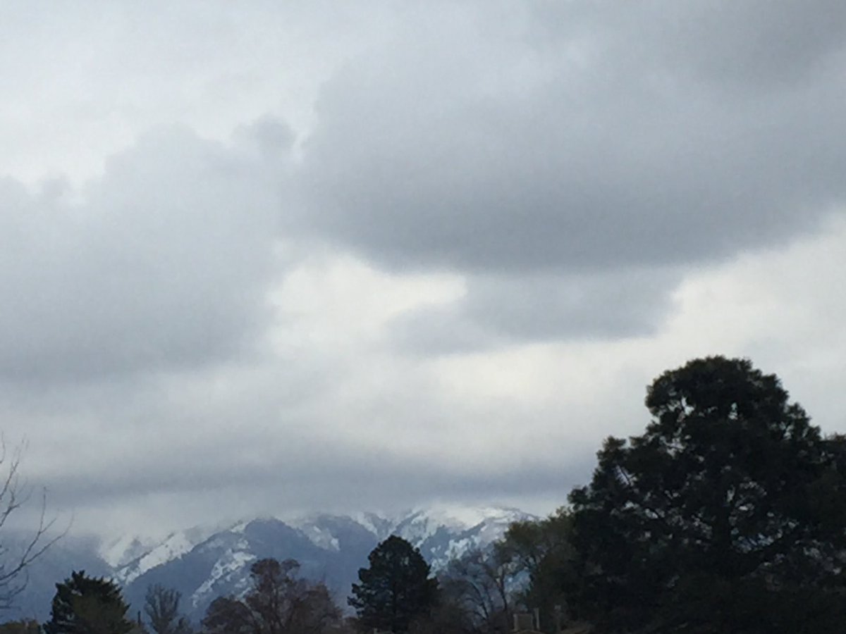 UtahBamaFan's tweet photo. Rain to the West & snow to the East on my evening walk & 49 degrees #MixedWeather #Springtime https://t.co/UbJfXQFHbj