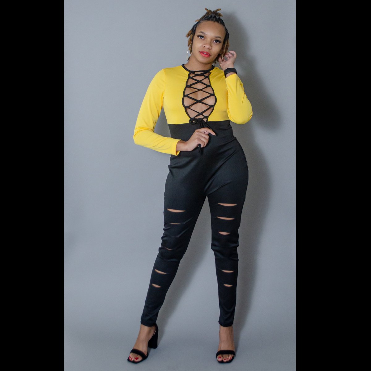 KayvoStylez's tweet photo. @S3D_Flicker on the 📸 for the one time and y’all already know the outfit is on https://t.co/3UseUxhQ5u 🛍 #BlackOwnedBusiness #bosslady #onlineshopping #jumpsuit #model #OOTD #entreprenuer #shop https://t.co/vDQQJkhTHF