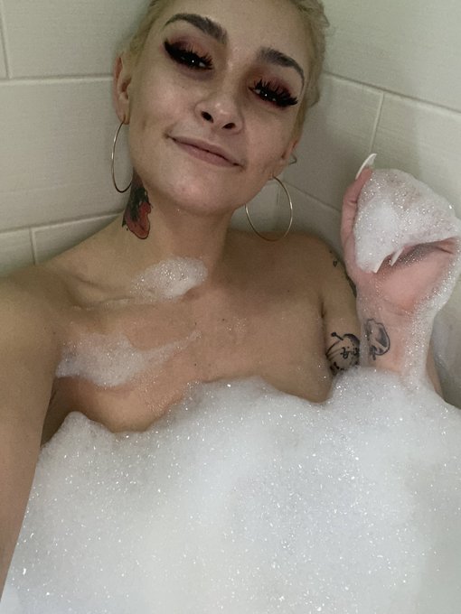 Retweet to see under the bubbles            #blonde #bubbles #bigboobclub #retweet https://t.co/7aXZ