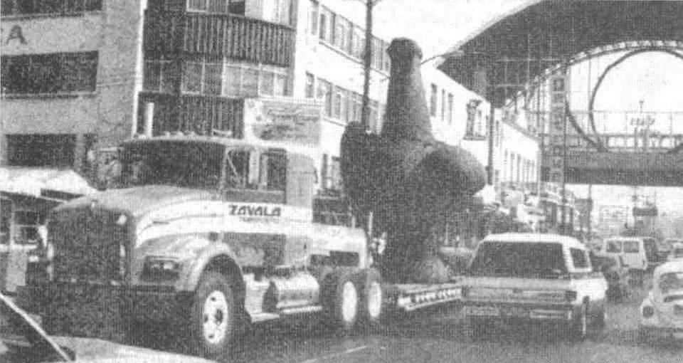 Traslado de "La Paloma" al museo MARCO de #Monterrey allá por 1991.

Esta escultura fue hecha por el artista jalisciense Juan Soriano y pesa 4 toneladas