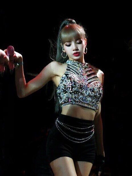 rosiesdaya's tweet photo. how tf is this the same person https://t.co/vOPZvip4Fs