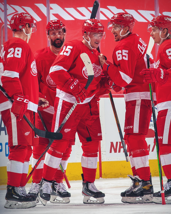 Anthony Mantha scored in his 2nd straight game for the Caps. Jakub Vrana scores in his first game as a Wing.

In other news, Taylor Hall and Anders Bjork have each scored tonight.

📸: Patrick McDermott, Dave Reginek via Getty Images