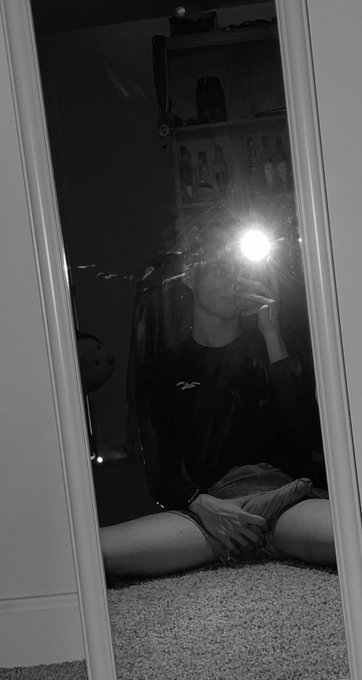 Peek a boo 😈 https://t.co/2qXbx3BGSN https://t.co/6QoYEs4dvW