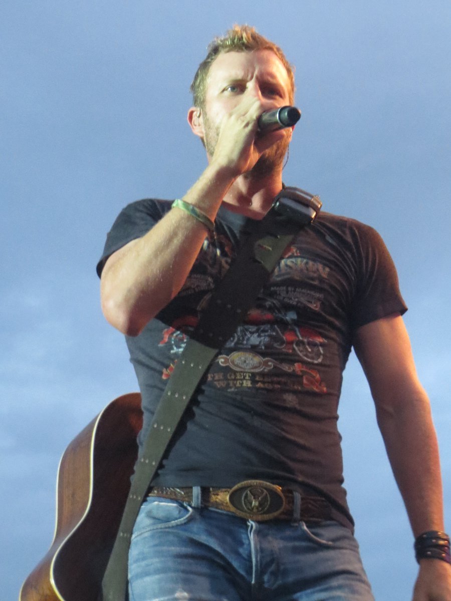 jlp292's tweet photo. @DierksBentley so many good times #dierksfromthevault https://t.co/8XQmWoHDHO
