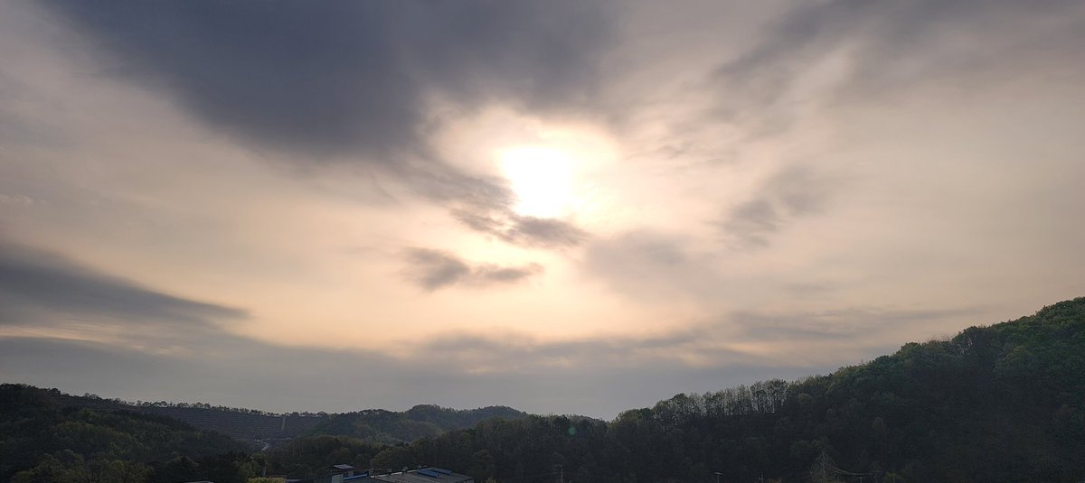 ChaseAlexanderW's tweet photo. Good morning uliiiittt
Ang ganda ng langit haha https://t.co/AUe3PrJ6ut