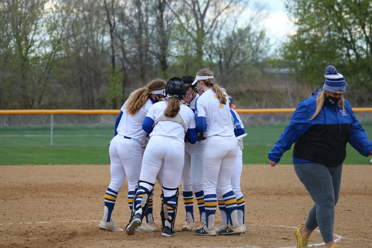 KlosMorgan's tweet photo. softball coming in strong for their first game of the season @JHSSkyhawks https://t.co/P25nIi3D0f