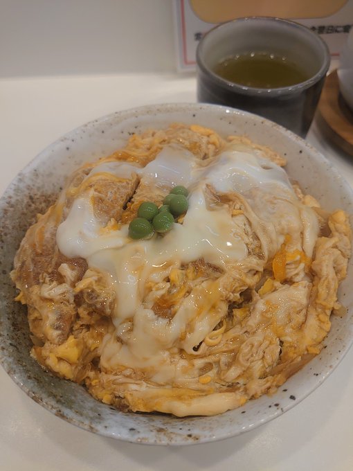 原稿が終わったので日本橋へ。discogsで買ったCDが一ヶ所音飛びしていたので研磨してもらいにいってきました。帰宅して確認してみると見事に音飛びが解消されていました!良かった!かつ丼もおいしかったです。 