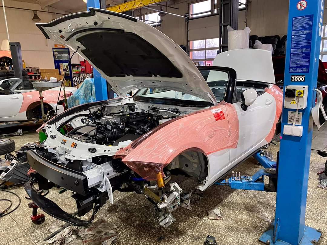 GrzegorzGGac's tweet photo. Gorące dni w warszawskiej siedzibie #TGAuto gdzie powstaje 10 sztuk Mazdy MX-5 do pierwszej polskiej edycji #mx5cup - kolejna relacja wkrótce 🙂 https://t.co/2Ny4ynl0uh