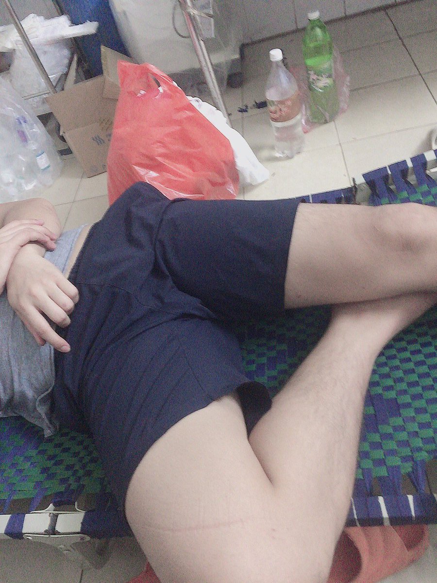 dng85147690's tweet photo. Anh công an nằm viện trông phạm nhân mổ nhìn anh nằm mà mlem mlem ghê á https://t.co/BBU1GUc7AZ