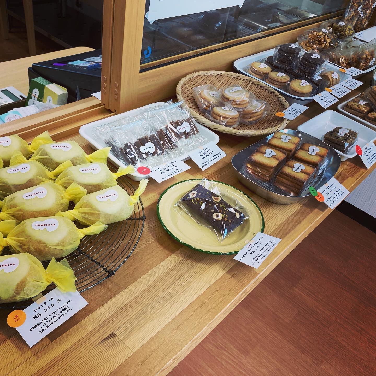 Mai 東伏見placejinの火曜日okashiyaへ また食べたかったレモンケーキ 見た目美しいヘーゼルナッツとチョコのフィナンシェ どちらもおいしい 買ったもの レモンケーキ 350 ヘーゼルナッツとチョコのフィナンシェ 350 エダムチーズと塩のクッキー