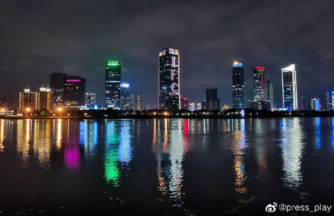 The illuminated buildings and bridge are love songs dedicated to the Min River in the evening.

福州闽江公园南园夜景