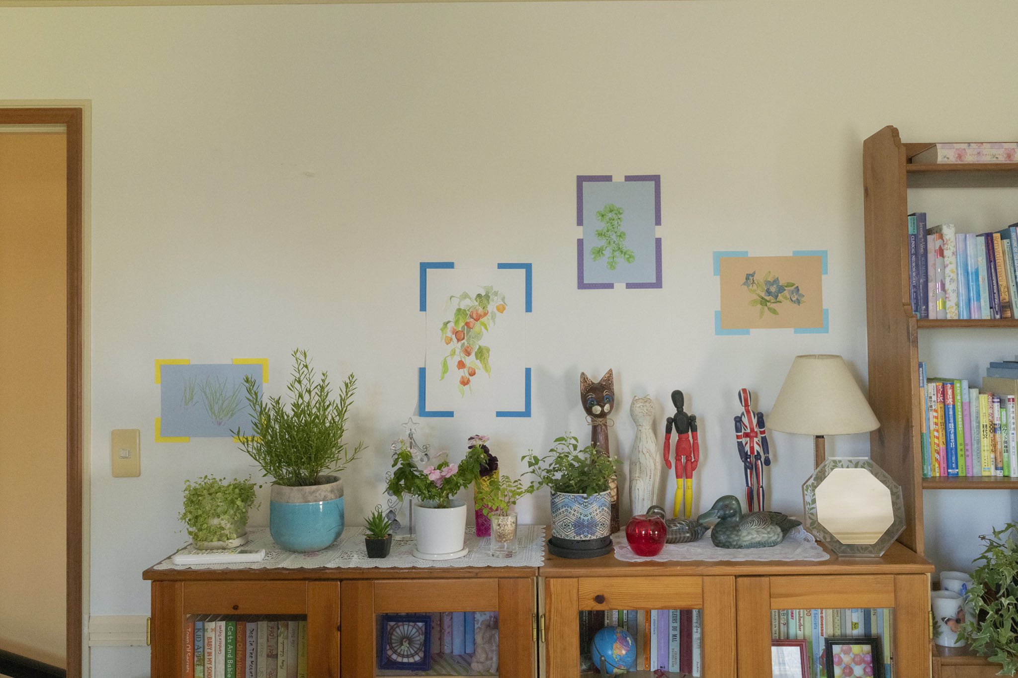 映画 ハニーレモンソーダ 公式 O ﾟ ハニレモ 裏話 O ﾟ 村田真優 先生のこだわりが詰まった 羽花の部屋 お家で一人過ごすことが多い羽花は 部屋へのこだわりがある子という イメージ を基に グリーン と 自分で描いた絵 が