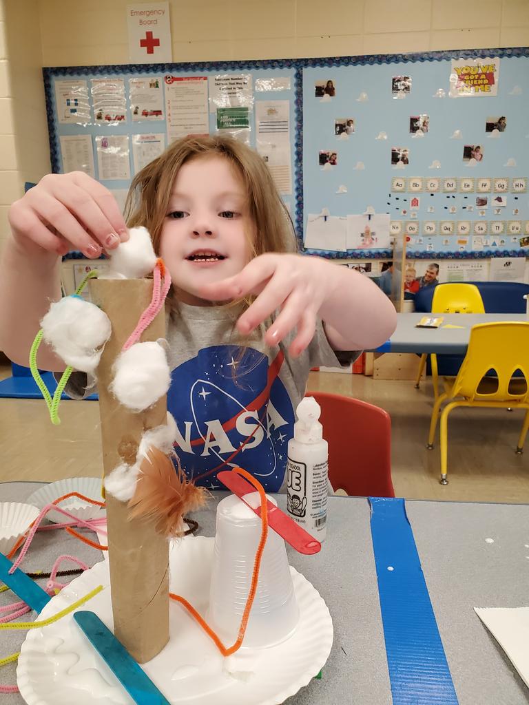 StacyPaige13's tweet photo. Artsy Thursday! Students chose open ended materials and used their imaginations. A house made of moon rocks, rocket ship, an astronaut. #WOYC21 @krista_brown1 @AnnaWShepherd https://t.co/Z6WFPz9YLv