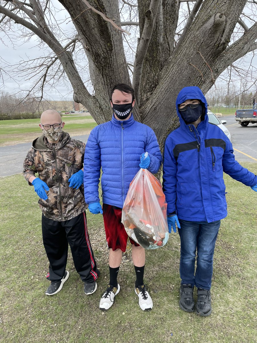 These men from Room 504 put their serving hearts to work this afternoon and picked up 4 bags of trash outside of the school. Way to go men! 👍#KidsDeserveIt #HelpingOurPlanet