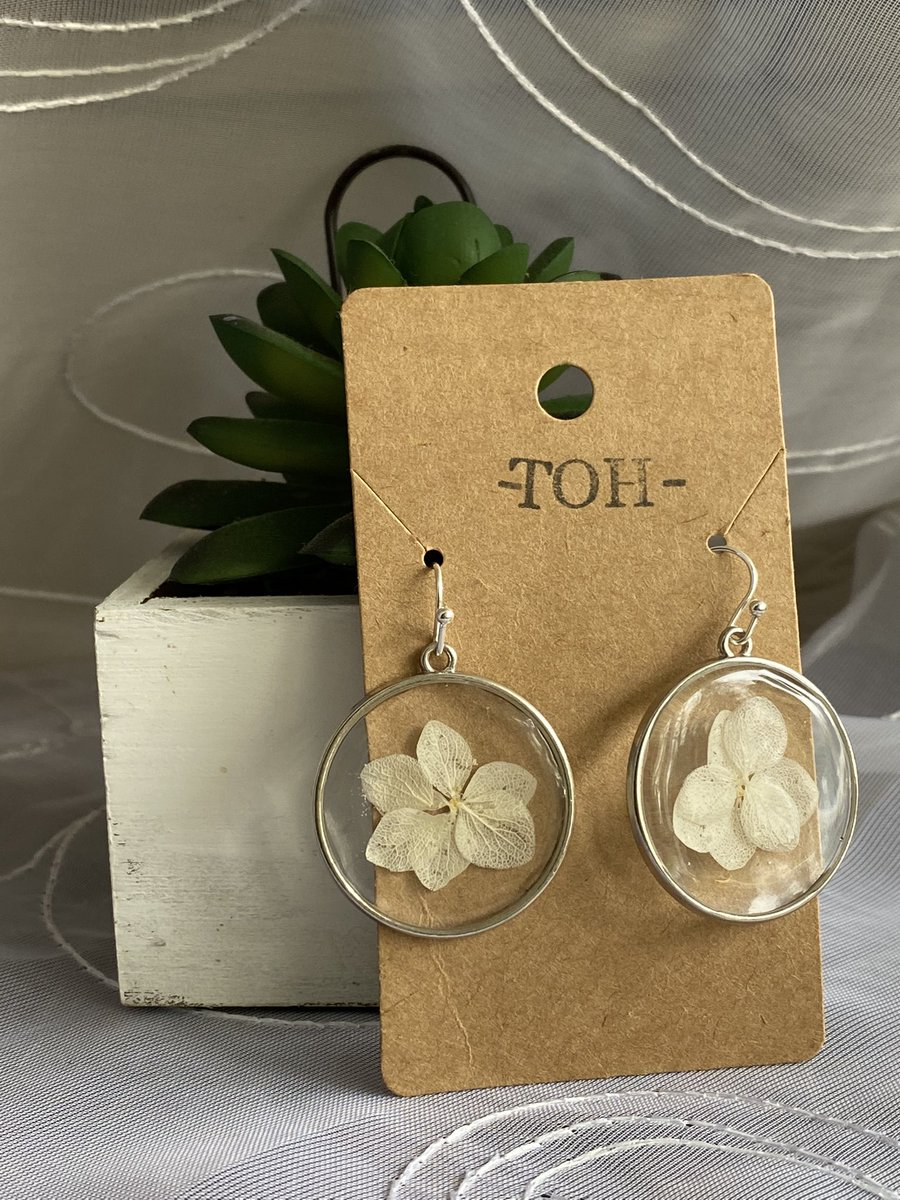 tryingouthappy's tweet photo. Resin earrings available in silver and gold! #SmallBusiness #handmade #etsyhandmade #jewelry https://t.co/Pasbk1wmjq