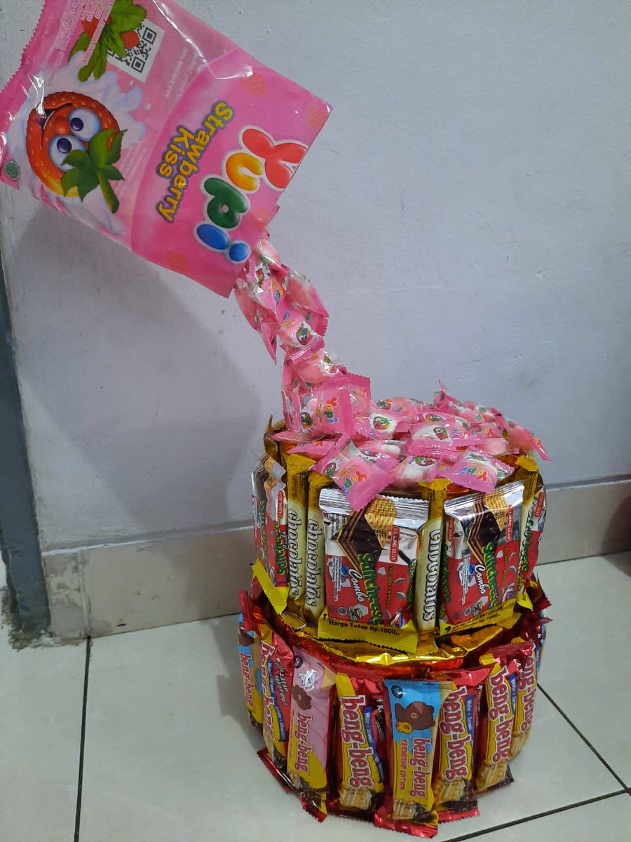lianaaa26's tweet image. Yang bikin pileq gegara bikin beginian #SnackCake #SnackTower #Yupi #Bengbeng #SaltCheese #Chocolatos #KijoyBday