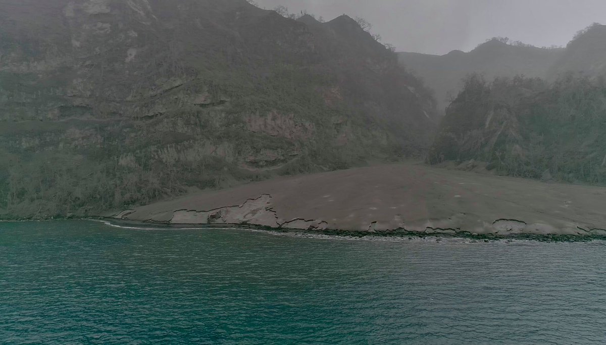 TTWeatherCenter's tweet image. Drone photography showing remnants of a large #PyroclasticFlow in #LarakaiBay, #StVincent.

Photos: STV Online, 15-04-21

ttweathercenter.com/2021/04/15/liv…