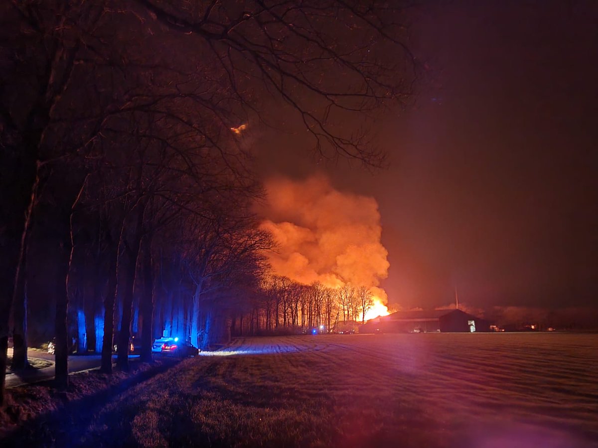 Zeer grote brand verwoest twee hallen op boerenbedrijf in buitengebied van Groenlo...