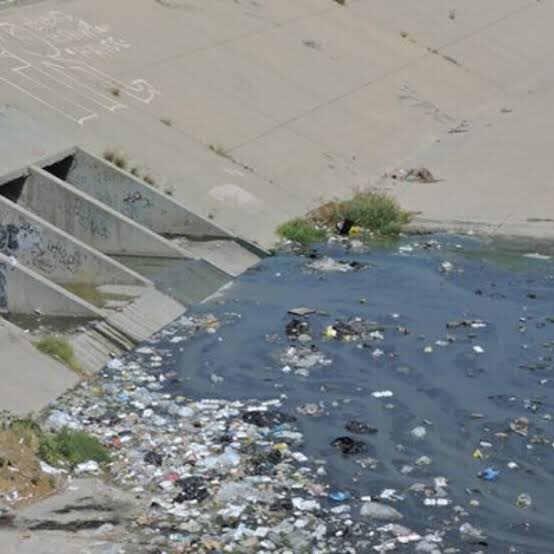 EmyValenzuela4's tweet photo. Basura e indigentes principal problema en Rio Tijuana #GITJ https://t.co/baWdlJAz6Z