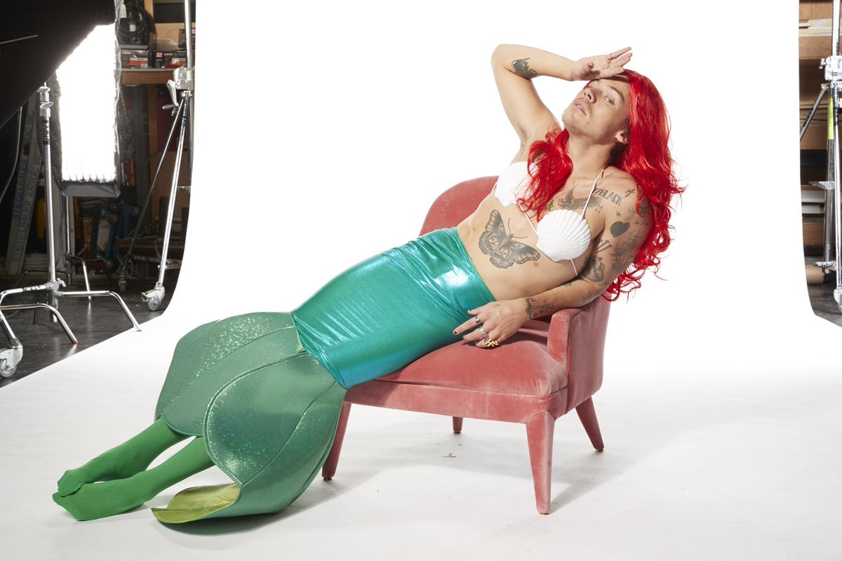 r a v e n tweet media