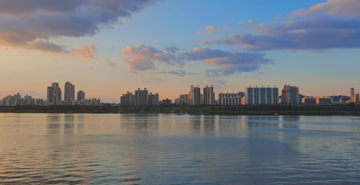 The Republic of Korea 🇰🇷 has recently turned to some high-tech devices in its ongoing fight to #BeatAirPollution:
🤖 5G-enabled autonomous robots to monitor air quality
🛰️ a Korean satellite offering real-time air quality data to the public

bit.ly/3t9UblY