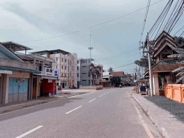 AChanPhyu1's tweet photo. Silent Strike against military dictatorship in Dawei. No one on the streets and no businesses opening. SILENT REVOLUTION #Apr16SilentStrike #WhatsHappeningInMyanmar https://t.co/snBKcj1a7H https://t.co/oabSBNQGhD