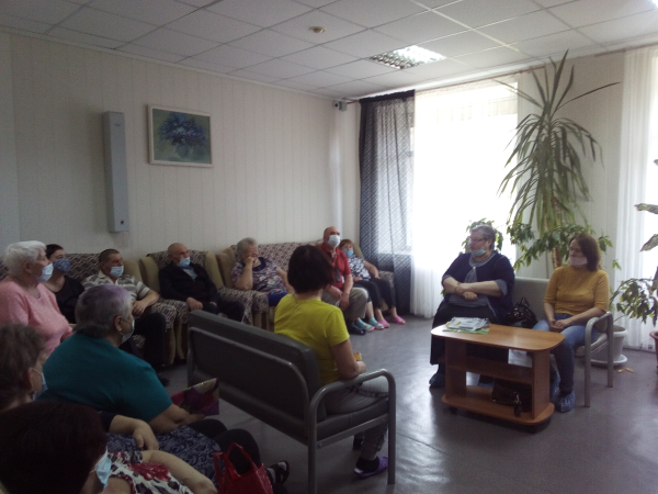 Зав.отд. Пузанова Т.В. отвечая на вопросы присутствующих рассказала про социальный контракт, какие необходимо собрать документы.
Старший инспектор Еремеева О.В. провела консультацию по назначению и оплате услуг ЖКУ льготным категориям граждан.