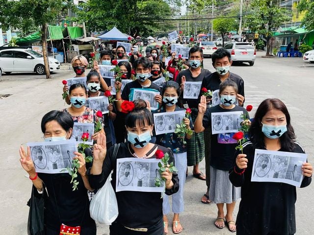 Myanmar_Now_Eng's tweet image. Youth in Yangon’s Tamwe Township urge the public to observe a “Silent Strike” in honour of fallen protesters on Friday—the last day of Myanmar New Year Water Festival—by not going outside after 12pm. #WhatsHappeningInMyanmar