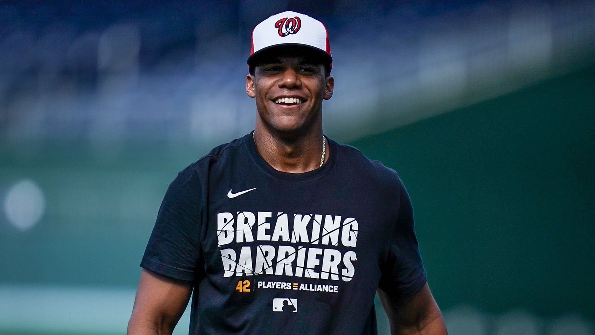MLB's tweet photo. What a great day of baseball. 

#Jackie42 https://t.co/Js60oajUem