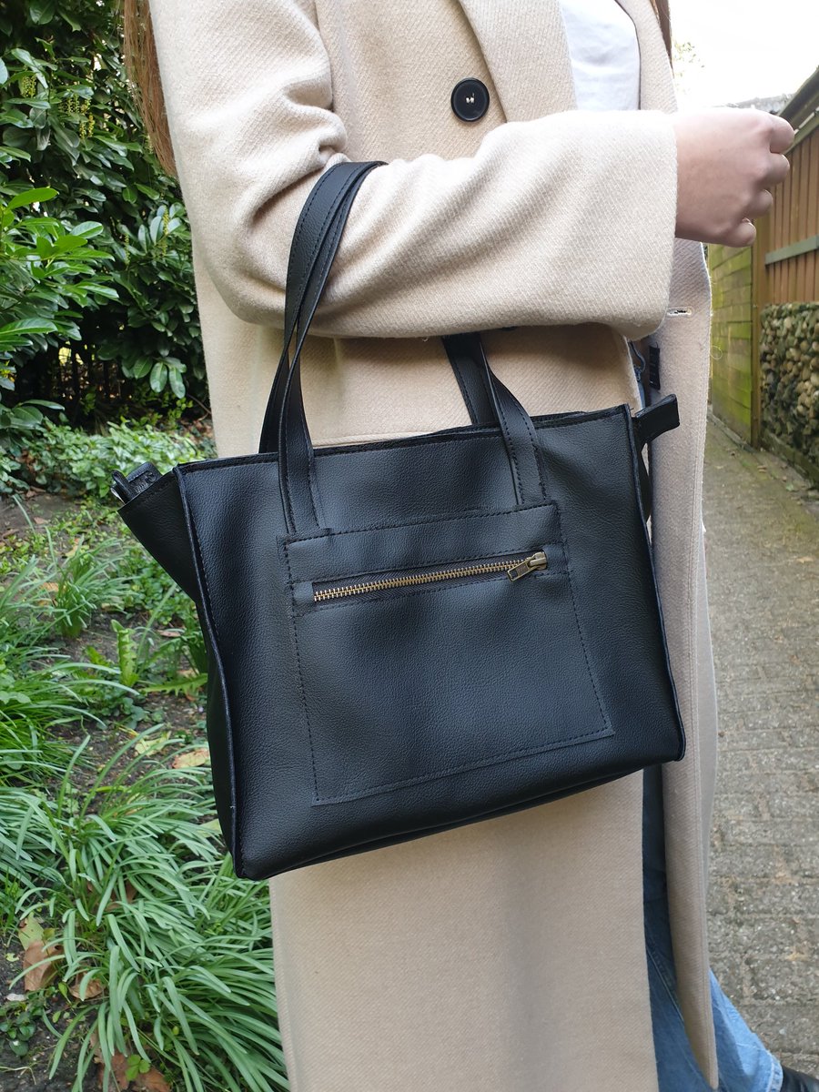 We gingen een mooie samenwerking aan met een aantal jonge enthousiaste ondernemers. En dit is het resultaat! Een handtas van cactusleer. #cactusleer #vegan