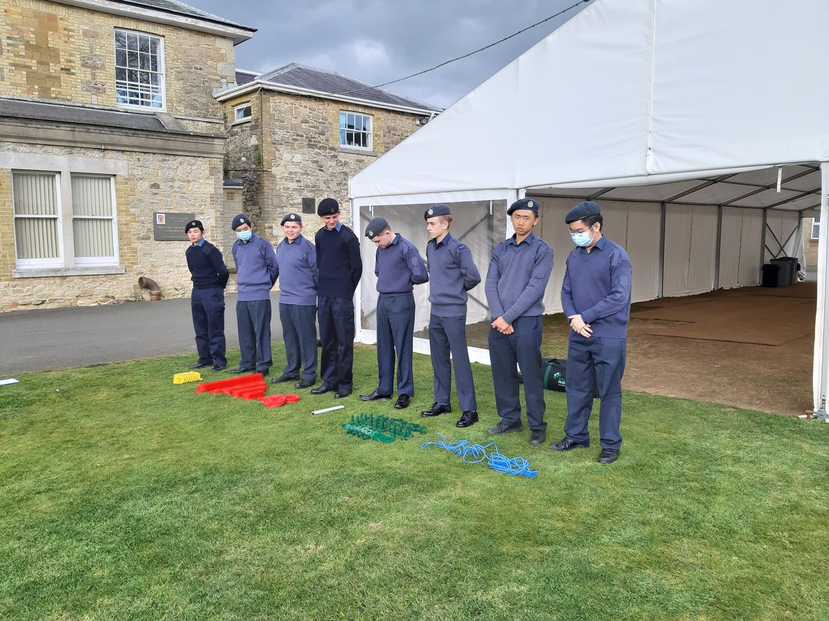 RydeCCF's tweet photo. A bit of fresh air and some good little PLTs to get the cadets back to develop their #leadership skills. #SMEAC
Task 1: organise your kit (and your team!)... 3 teams, 3 different results.
#warmingupfreestyle 🧵 https://t.co/LxUbtDdNM5