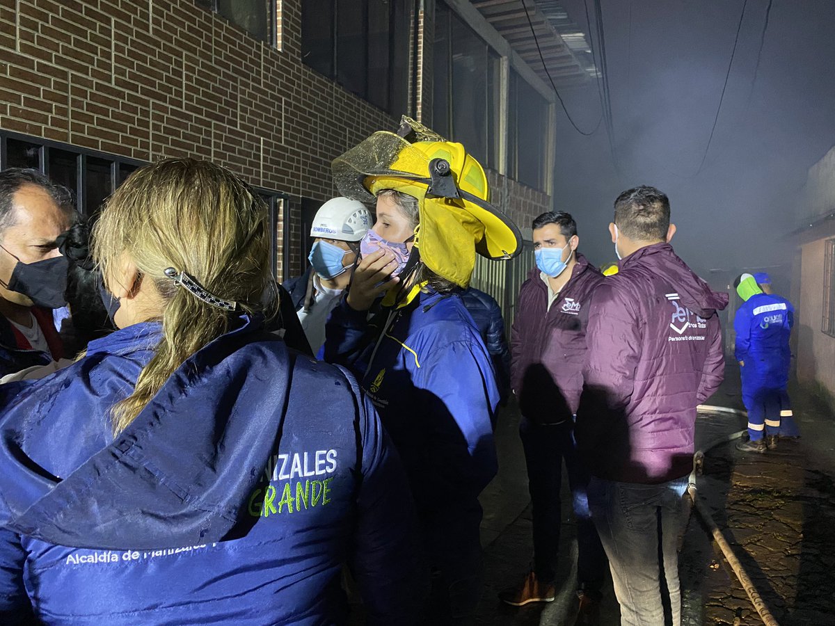 carlosmmarinc's tweet photo. #AEstaHora @BomberManizales controló el incendio en La Carrilera, que no dejó pérdidas humanas ni lesionados. @UGRManizales realiza censo de afectados y establece daños materiales. Daremos reporte en próximas horas. https://t.co/QzKjMXnPXf