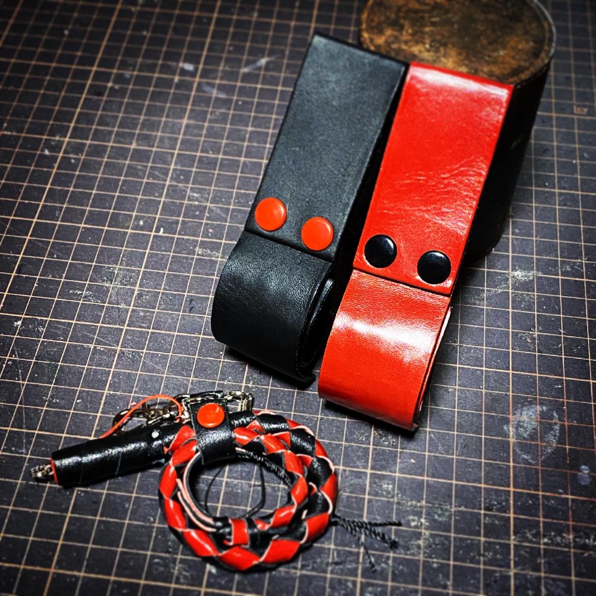 KimonoWhip's tweet photo. 赤黒ツートンのベルトとキーホルダー♦️♠️♦️♠️♦️♠️♦️♠️♦️♠️♦️
#sportswhip #whipmaking #whipmaker #スポーツウィップ #whipholder #鞭 #ムチ #鞭の奴隷 https://t.co/vVZI9x8sB7