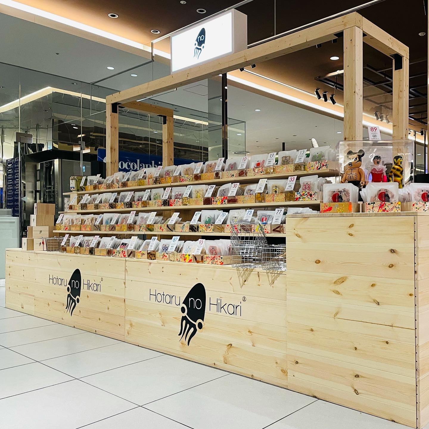 Hotaru No Hikari 伊勢丹新宿店オープンしました 業界初のおつまみをギフトにした専門店 おやつにもぴったり 日本酒にもワインにもピッタリ 甘い物が苦手な方へのプレゼントも 新宿伊勢丹 伊勢丹 而今 プレゼント 母の日 ワイン おつまみ
