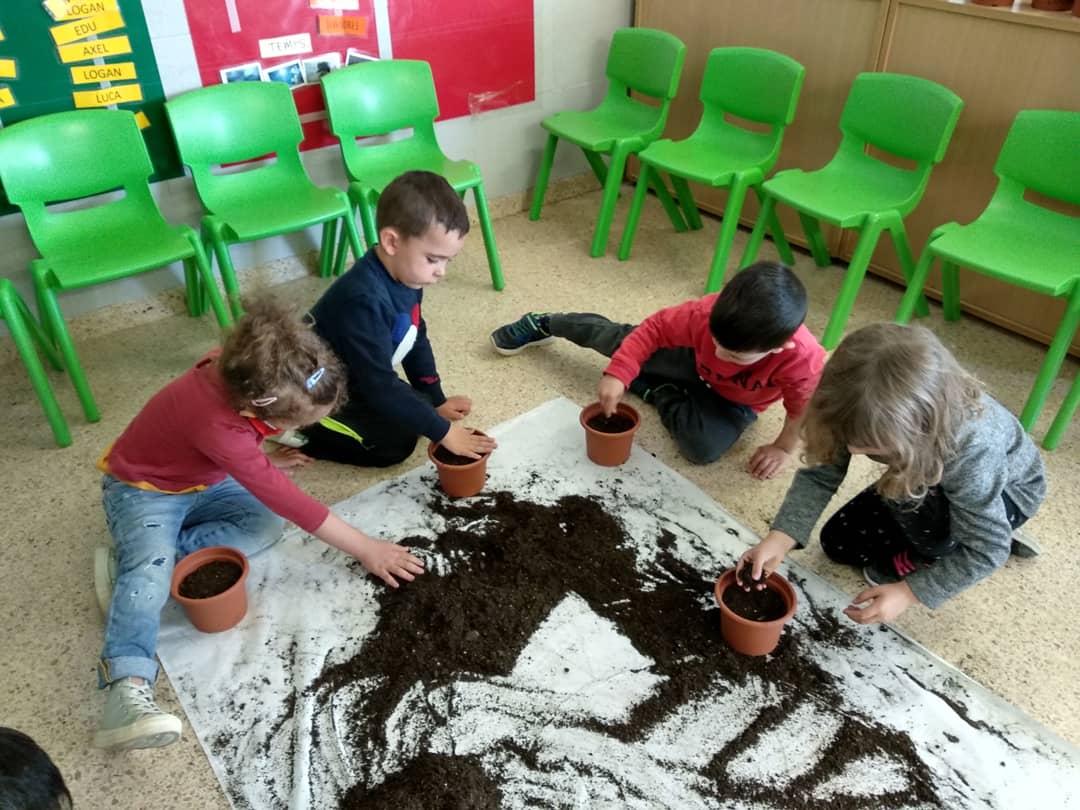 OmsidePrat's tweet photo. COMENCEM EL PROJECTE DE LES PLANTES I LA PRIMAVERA. Gaudim fent de jardiners i jardineres!!!!!Estem plantant i regant les llavors de pipes de gira-sol. #I3 #natura #experimentacio #emocionscompartides #sorpresa #plantem #catalunyalapedrera https://t.co/bsUQaaLigN