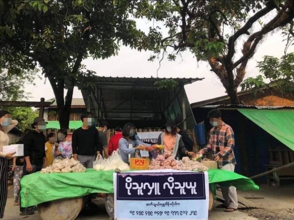 ju_zeeh's tweet image. A generous, “Take if you need, Donate if you have extras” campaign in ShweNyaungPin village, Myitkyina, Kachin State this morning by residents.
SILENT REVOLUTION
#Apr16SilentStrike
#WhatsHappeningInMyanmar