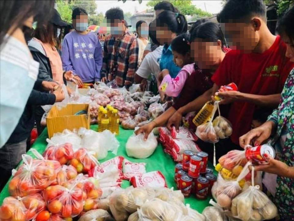 ju_zeeh's tweet image. A generous, “Take if you need, Donate if you have extras” campaign in ShweNyaungPin village, Myitkyina, Kachin State this morning by residents.
SILENT REVOLUTION
#Apr16SilentStrike
#WhatsHappeningInMyanmar