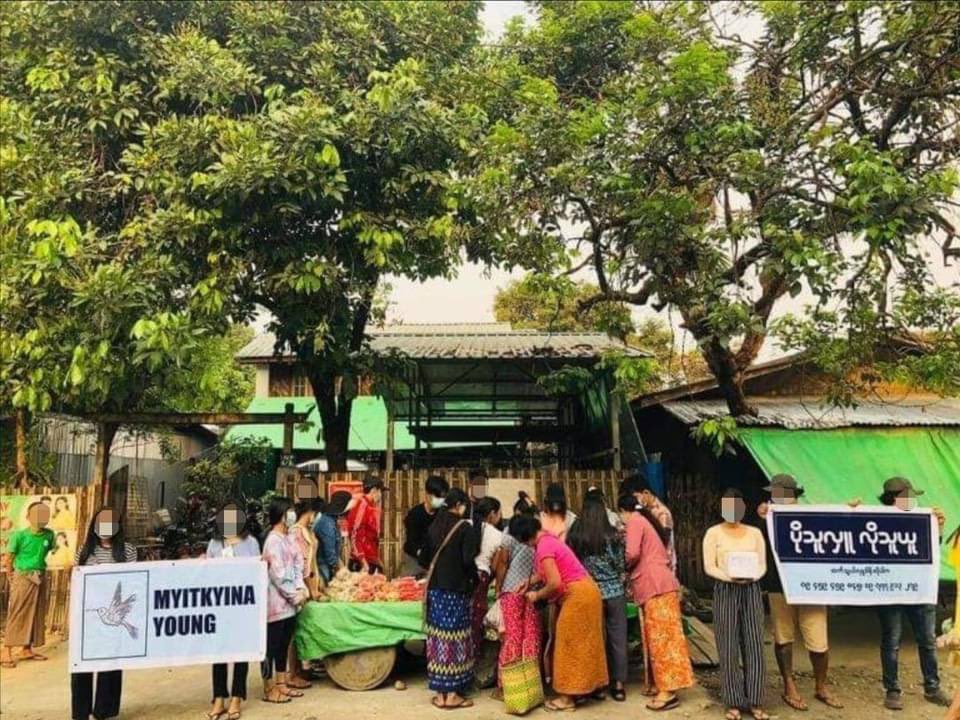 ju_zeeh's tweet image. A generous, “Take if you need, Donate if you have extras” campaign in ShweNyaungPin village, Myitkyina, Kachin State this morning by residents.
SILENT REVOLUTION
#Apr16SilentStrike
#WhatsHappeningInMyanmar