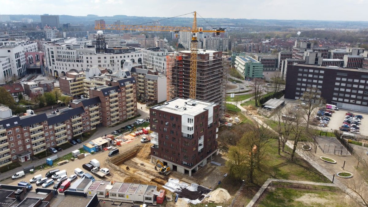GRASBROEK HEERLEN | Nu al een prachtig (drone) plaatje! 
Nabij het centrum van #Heerlen realiseert JONGEN Bouwpartners - op steenworp afstand van het #Maankwartier - project #Grasbroek. Het project omhelst 80 nieuwe huurappartementen onderverdeeld in twee woontorens.