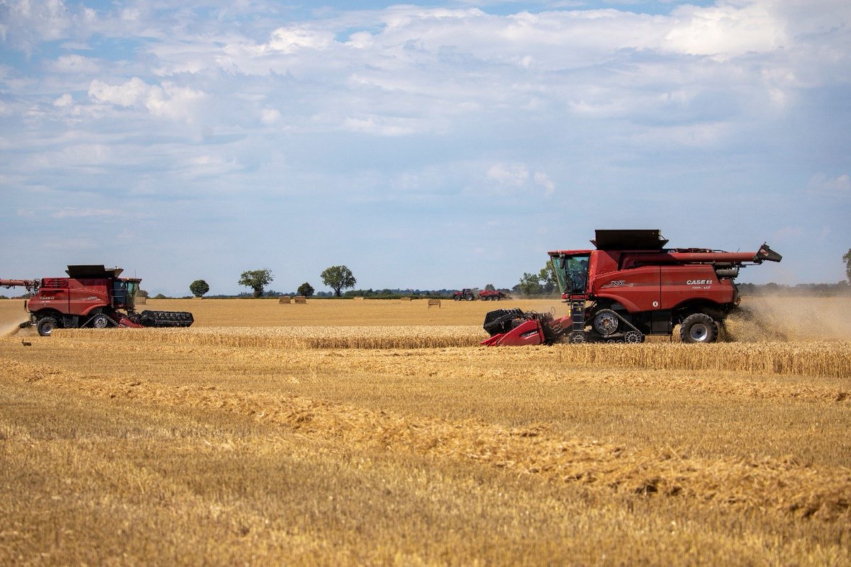 😍T H E   D R E A M   T E A M😍
The Case IH Axial Flow 7250 , 9250 and the LB436HD Large Square Baler all working together. 

#CaseIH #Tractors #Farming #Agri #DreamTeam
