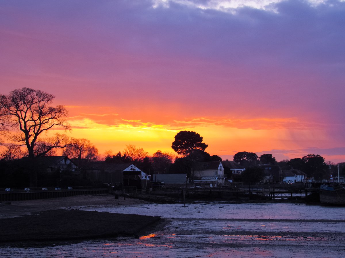 #sunset in Hythe, Hampshire @StormHour #StormHour @VisitSoton @iSouthampton @HistoricalSoton @GreaterSoton @HytheLibrary @MarchwoodTweets @LymoTweetUp