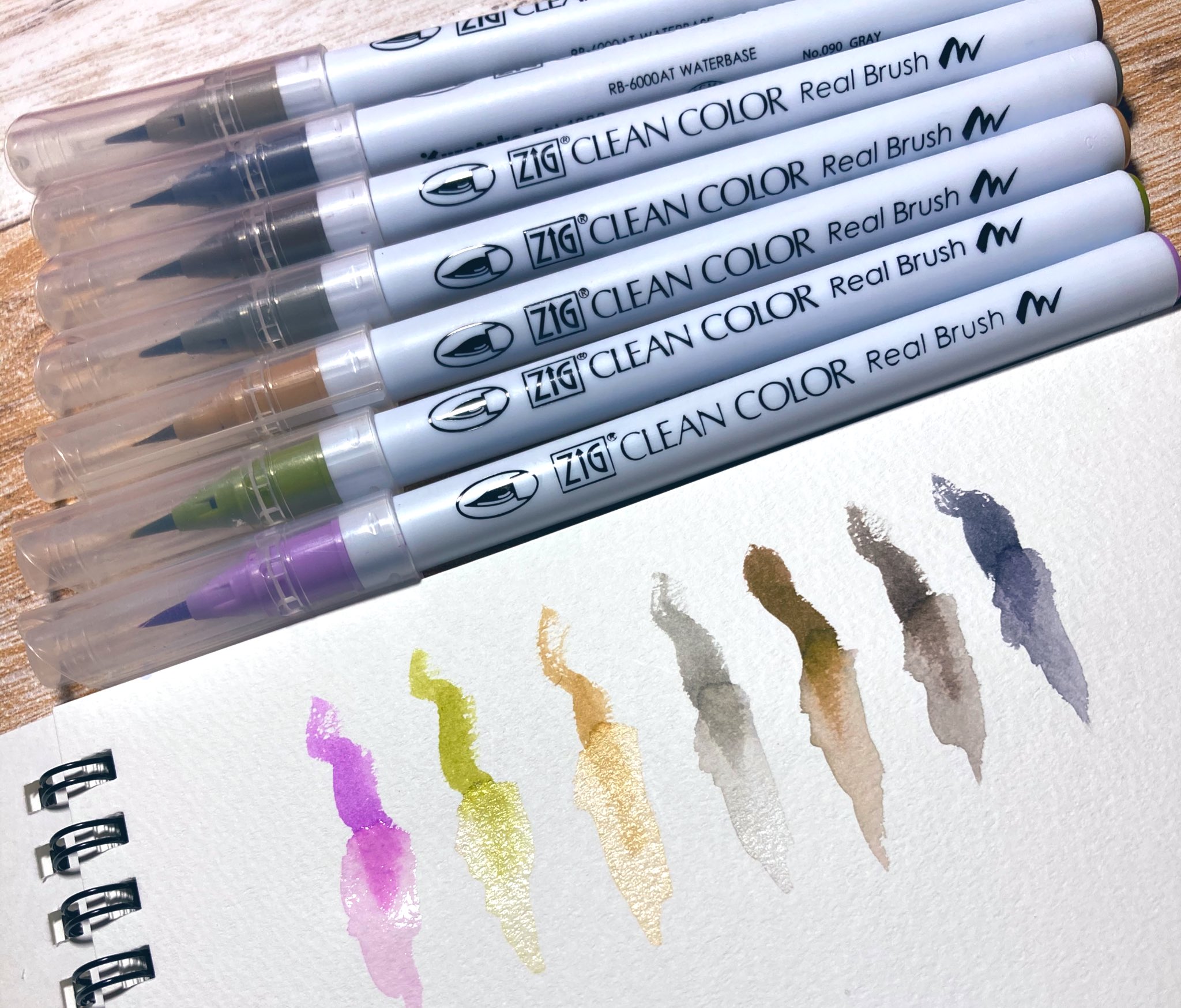 てんこ 画材整理してたら知らない画材出て来た いつ買ったのか覚えてないけど インク出る この7色しかないけど ベージュが人の肌に使えそうだし 何か描いてみようかな 水彩ペン 水で溶けた てか知らない画材出てきたって何 アナログイラスト 画材