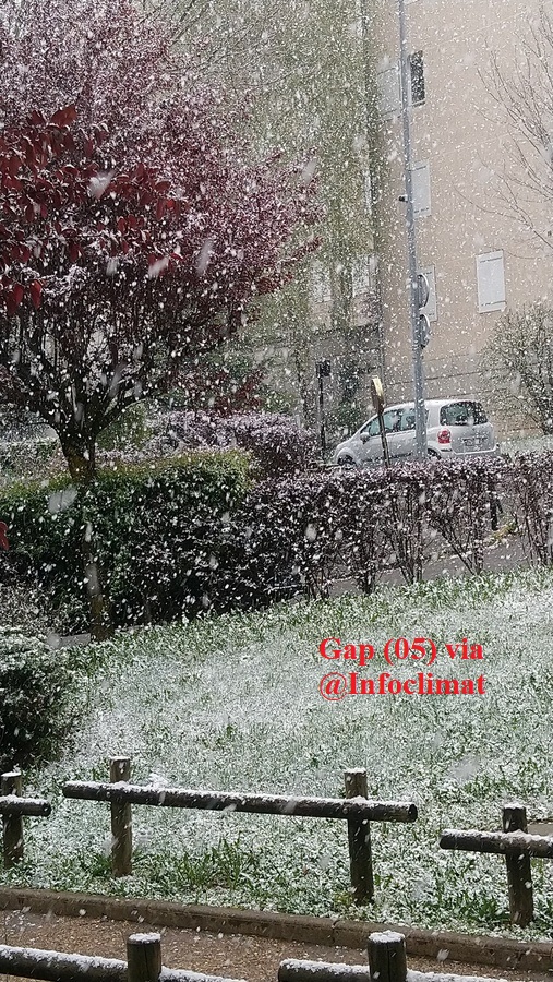 MeteoFrance_SE's tweet photo. L'instabilité est bien présente sur PACA avec de la #grêle en Provence, des #orages ⛈️ dans le Var et des averses de #neige 🌨️ dans les Alpes. 

L'activité instable se maintient jusqu'en soirée ⛈️

Restez informés
▶️https://t.co/Rjr8doTgIi 🟡
▶️https://t.co/7O7OzYa37h https://t.co/psZWl74YBK