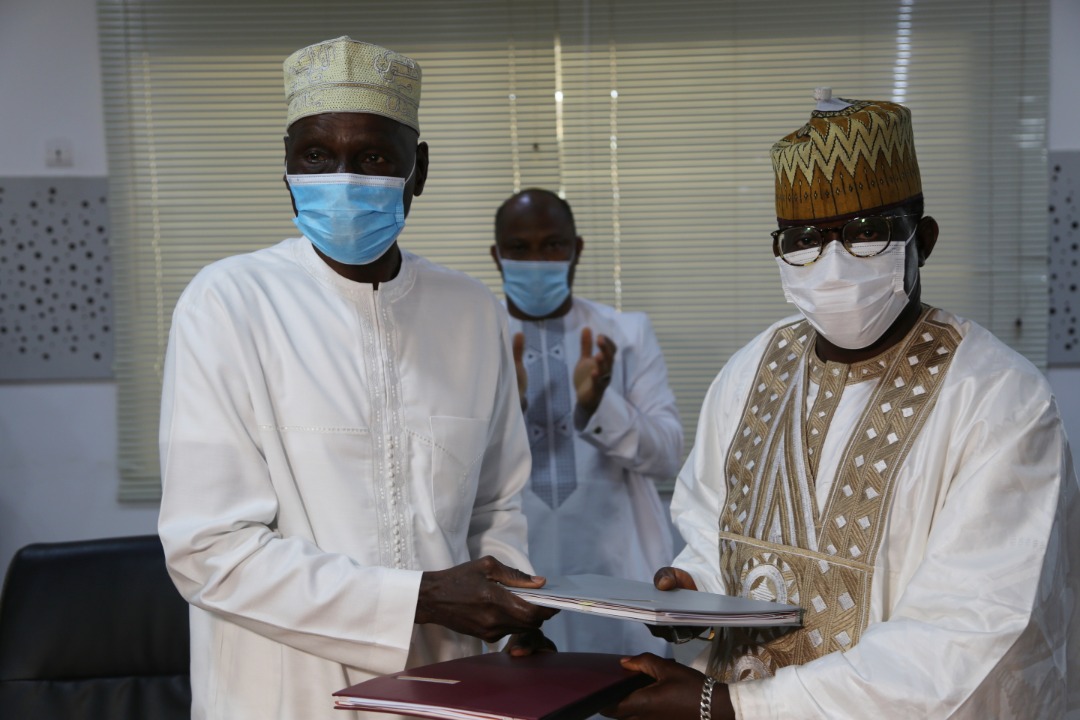 .<a href="/MamadicamaraGN/">Mamadi Camara</a> a signé ce matin deux contrats de performance dans le cadre du programme de doublement des recettes non fiscales.
Le premier avec le Ministre d'Etat de l'Environnement, des Eaux et Forêts, le second avec le Ministre de la Justice, Garde des Sceaux <a href="/MinJusticeGN/">Ministère de la Justice Guinée</a>.