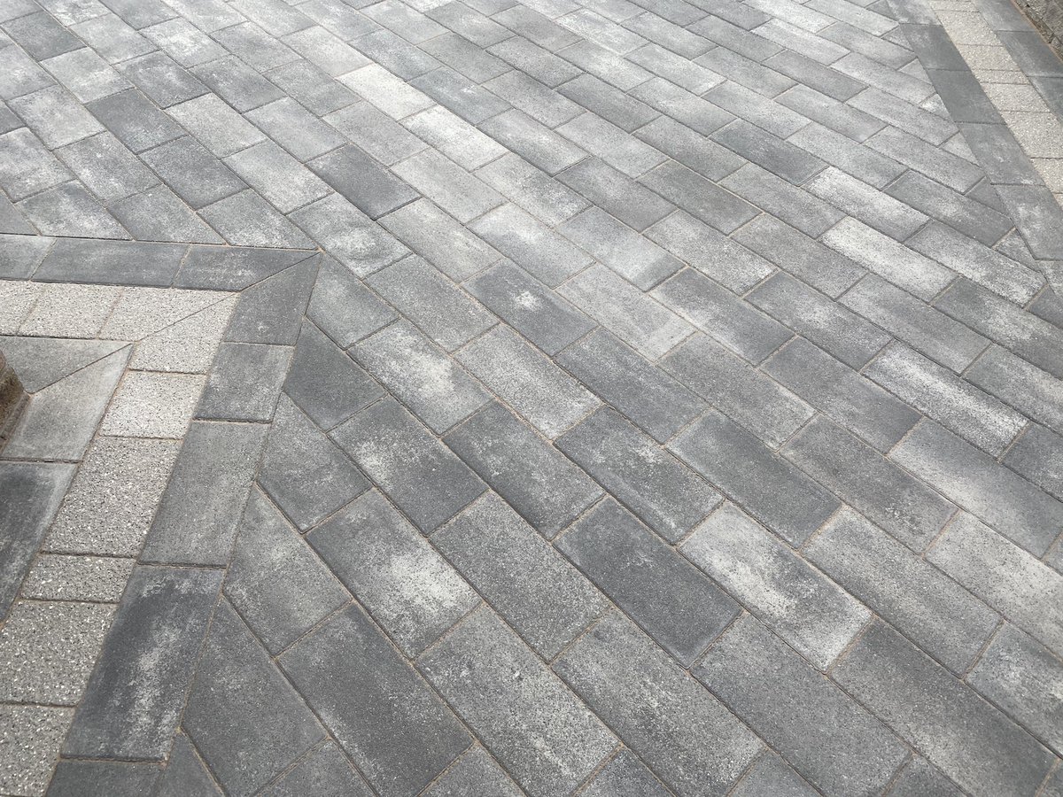 Don’t really get the opportunity to do many driveways. So was really nice to  jump onto this little job this week. @MarshallsReg @MarshallsGroup driveline nova smooth and argent light grey combo 👌 (No 🍕 created during this install) always double tapper!