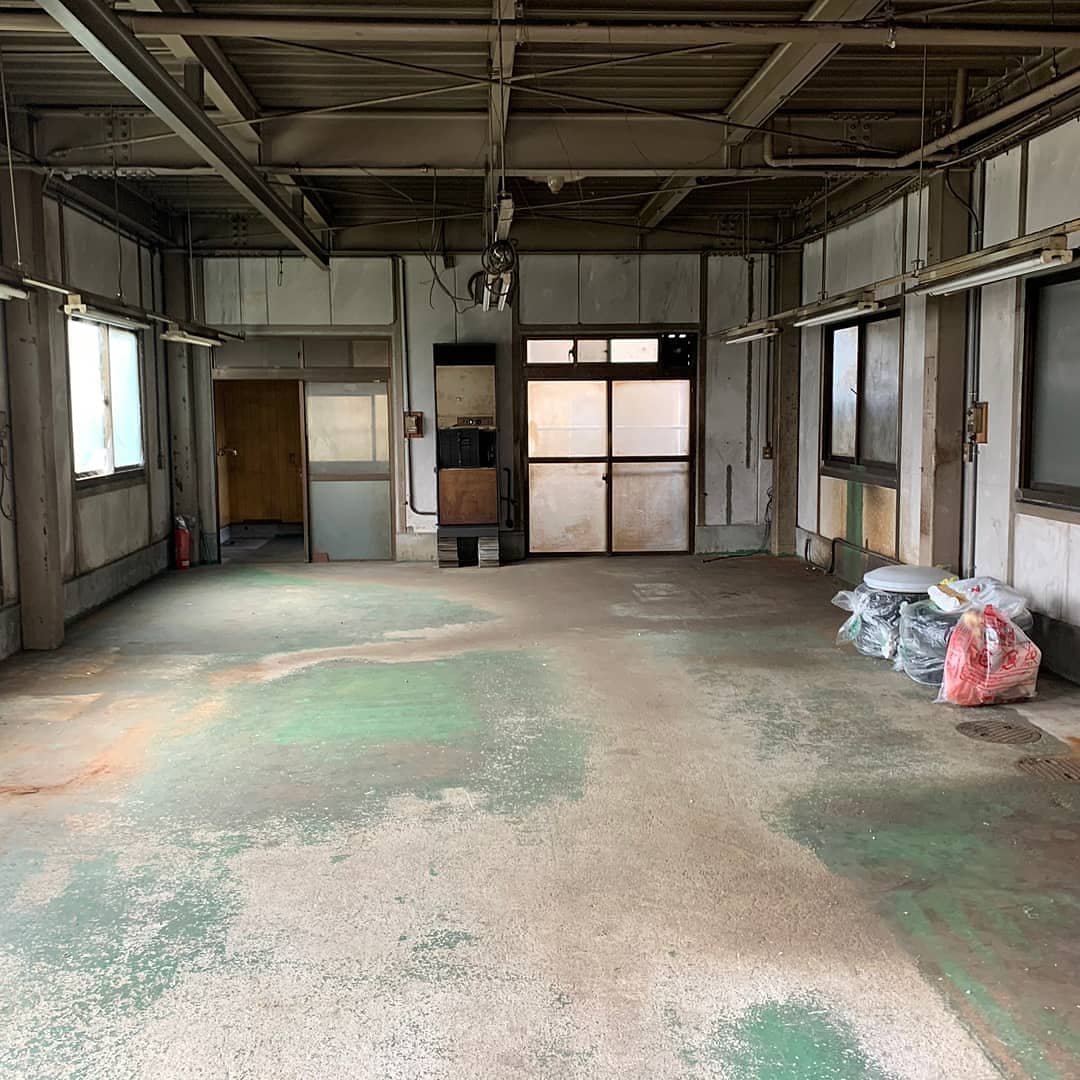 かかりつけ大工の友建 中川区で鉄骨造の一階工場 二階住居の二階建ての建物を全て住戸にリノベーションする工事が始まりました おしゃれな空間に作り上げたいと思います かかりつけ大工 友建 工場を住宅 工場をおしゃれに リノベーション フル