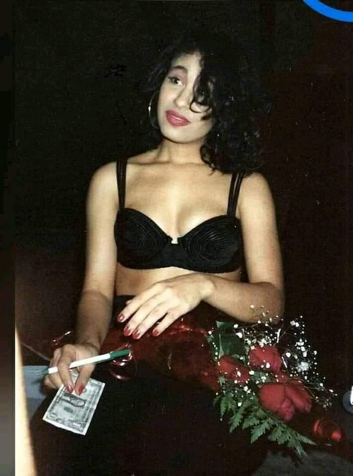 FrasesRealidad's tweet photo. Todo lo que nos queda de tu amor, sólo fotos y recuerdos❤️

El cielo está de fiesta, hoy cumpliría 50 años la Reina del Tex-Mex, Selena Quintanilla 👑💜🕊️

#Selena50 
#SelenaVive https://t.co/KT6ley5Smt