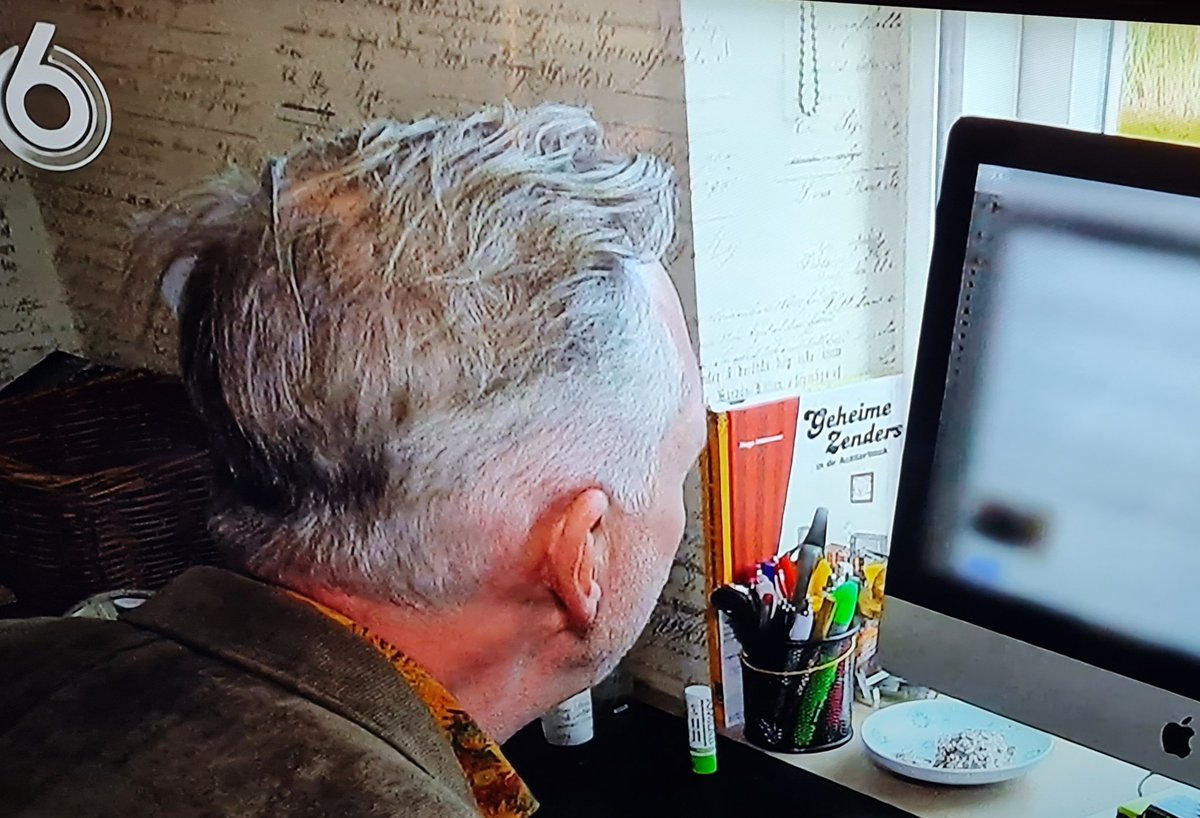 Het boek dat een vaste plek heeft op het kantoor van de fam. #Meiland
Geheime zenders in de #Achterhoek

uitgeverijhermans.nl/product/geheim…