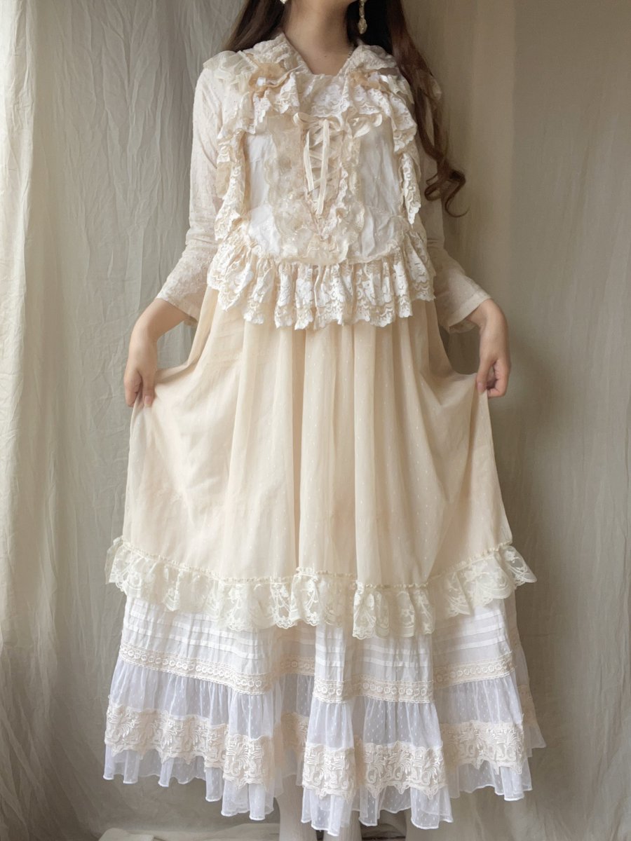 Meno_harajyuku's tweet photo. me-menoエプロンどれす、着てみるとこんなかんじでした♡
ビスチェみたいなデザインですがいろんなお洋服にゆるっと重ねられます。

Thank you sold...♡ https://t.co/Xa8FBtrhBC